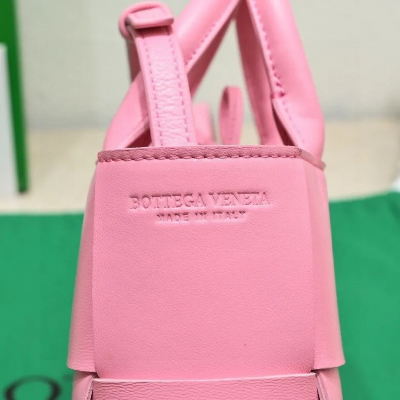 Batch 1420 BV Candy Arco super mini tote bag. The size of a mobile phone 😋 can only hold cuteness 🥰 I have always been fond of tote bags because it has no complicated design, is simple and neat, and can be easily matched with daily clothes. Key points, key points! It is equipped with a detachable shoulder strap, so you can match your different looks. It is full of texture. Size: 20*7*13 Style number: 9895#